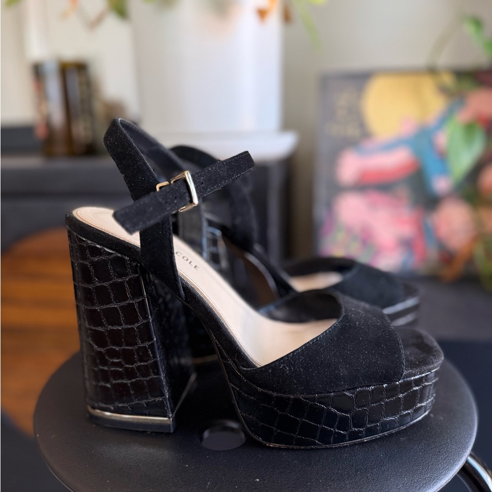 Kenneth Cole Black Croc-Pattern Platform Sandals